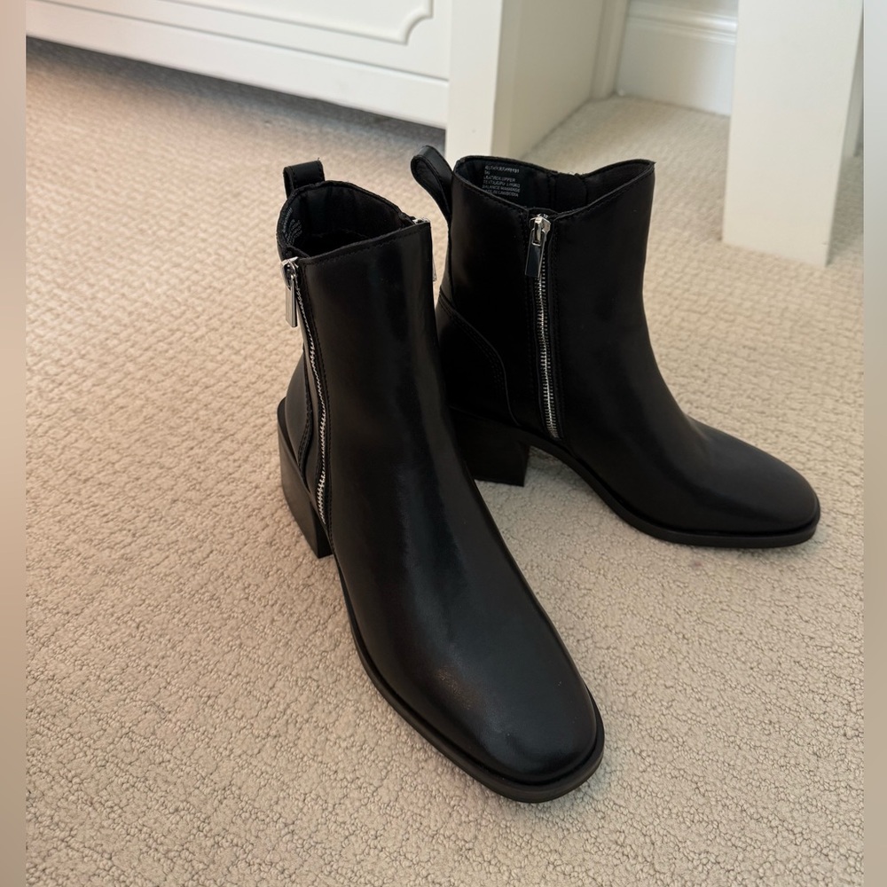 Black leather Steve Madden zip up ankle boots